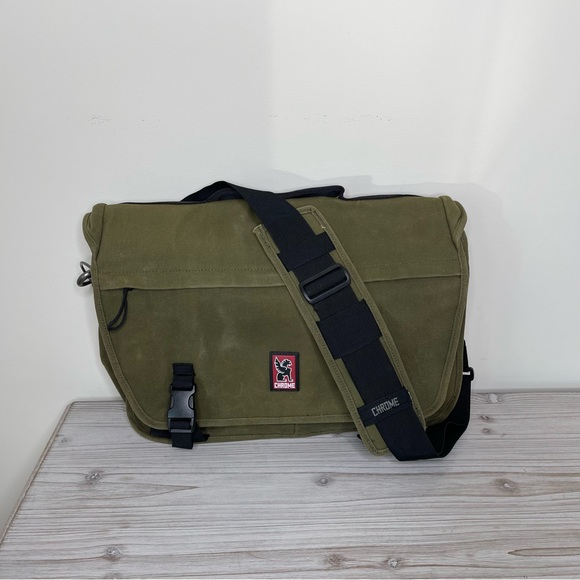 Chrome Citizen Messenger Bag in army green - Picture 2 of 12